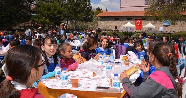 Banaz'da öğrencilere balık ekmek ikramı