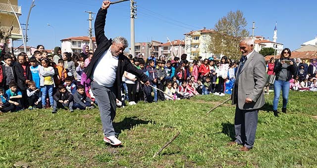 Öğrenciler anne ve babalarıyla çelik-çomak oynadı