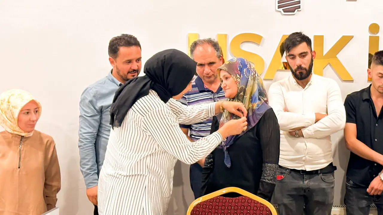 Uşak'ta AK Parti'nin yeni üyelerine rozet takıldı