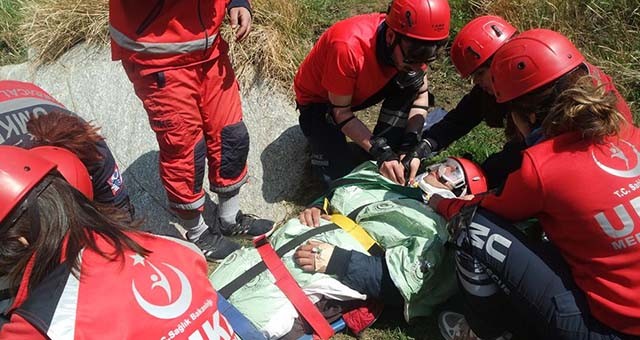 Uşak İl Sağlık Müdürlüğü Sağlık ve Acil Sağlık Hizmetleri Başkanlığı’ndan Nefes Kesen UMKE Tatbikatı