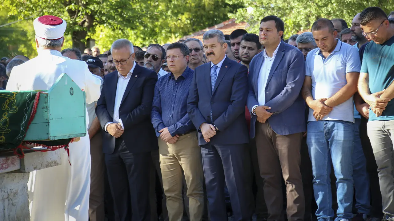 Motorsiklet kazasında ölen Burak Alsay ve İlyas Çakın toprağa verildi