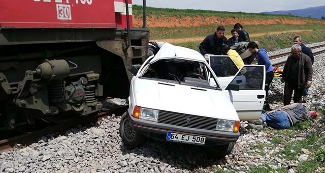 Uşak'ta hemzemin geçitte kaza: 2 yaralı