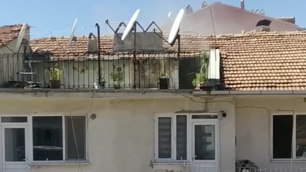 Uşak'ta Bozkurt Mahallesinde bir evde yangın çıktı