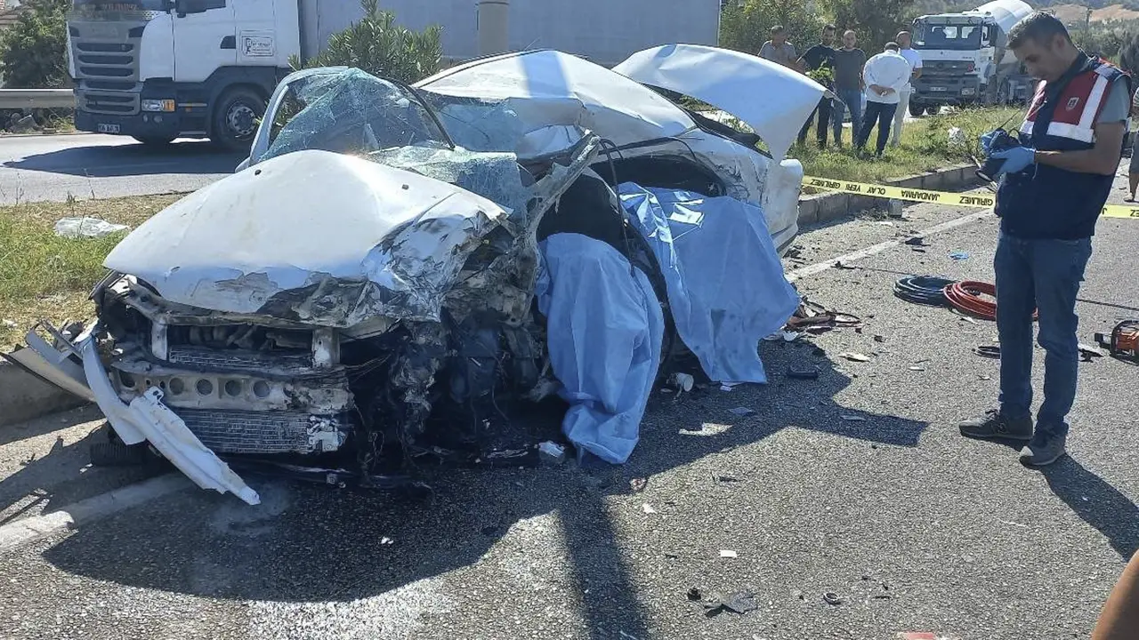 Uşak İzmir yolunda karşı şeride geçip TIR'la çarpıştı, 2 ölü 1 yaralı