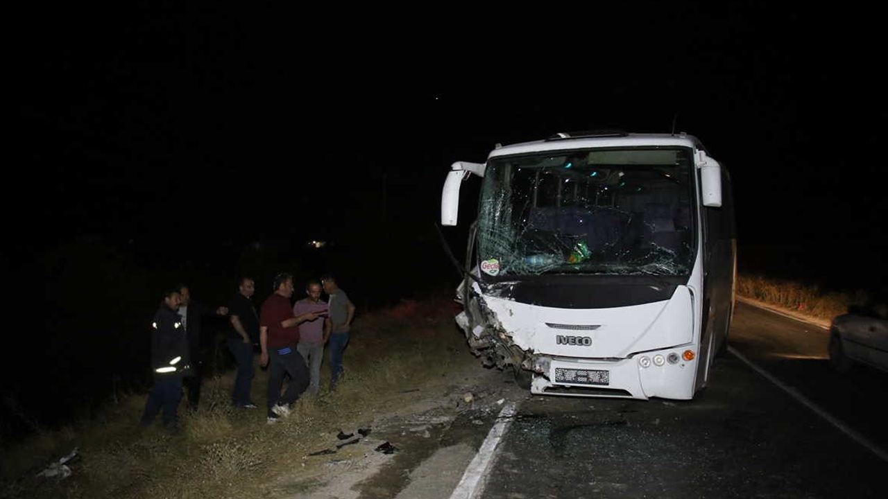 Uşak'ta işçi servisi ile otomobilin çarpıştığı kazada 13 kişi yaralandı