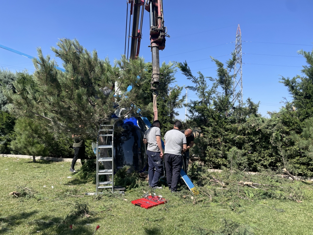 Afyonkarahisar'da bir otelin bahçesindeki ağaçlık alana düşen helikopter kaldırıldı
