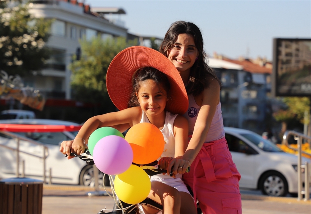Denizli'de "Süslü Kadınlar Bisiklet Turu" yapıldı