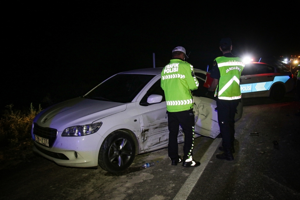 Uşak'ın Ulubey ilçesinde iki otomobil çarpıştı, 2 yaralı
