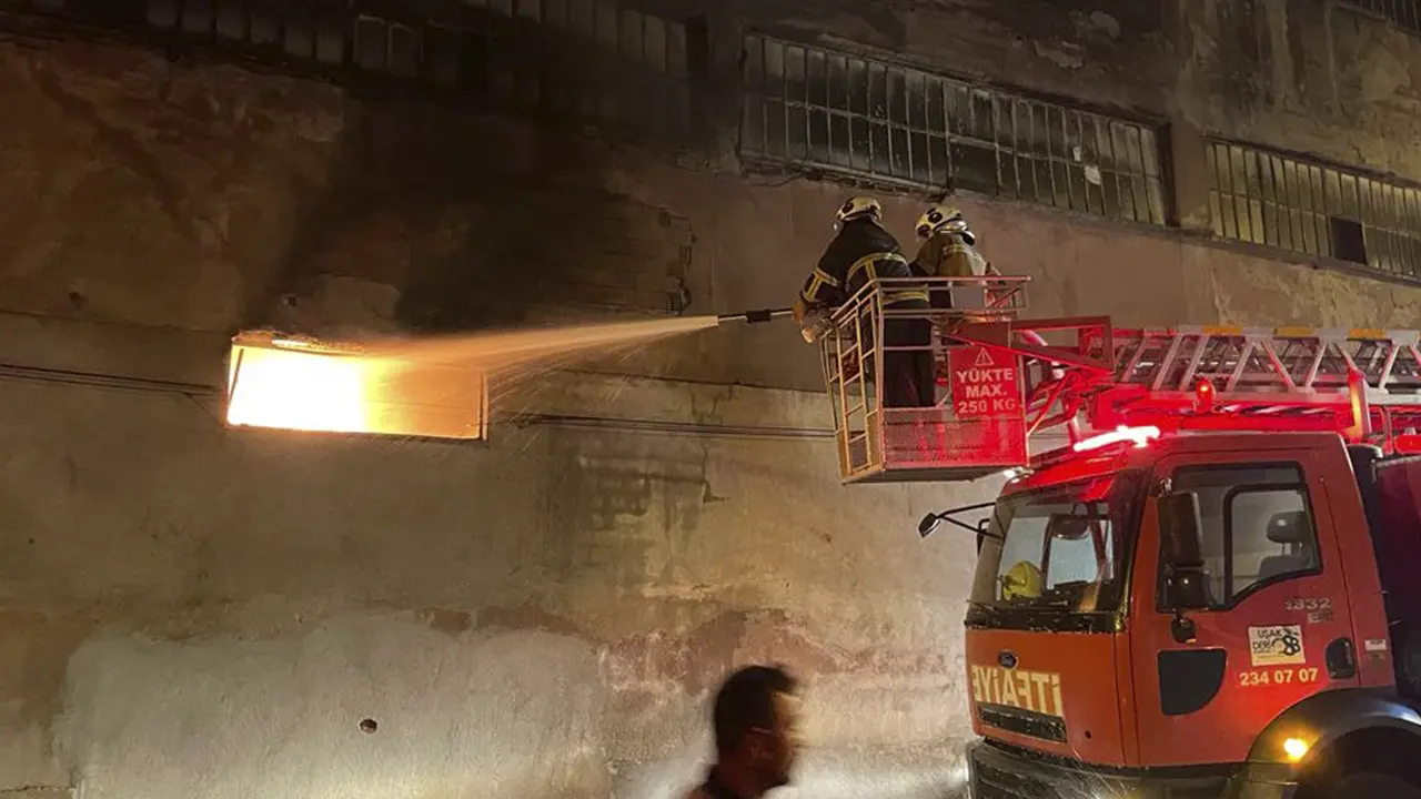Uşak Çanlı'daki tekstil fabrikasında yangın çıktı