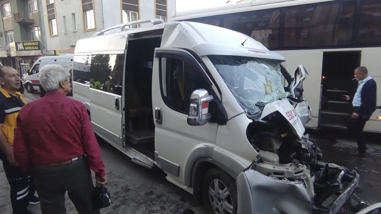 Kütahta'da korkutan kaza! Freni patlayan işçi servisi 6 araca çarptı, 3 yaralı