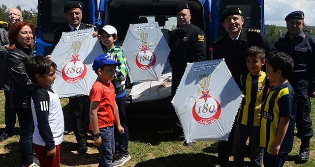 Jandarma'dan uçurtma şenliği