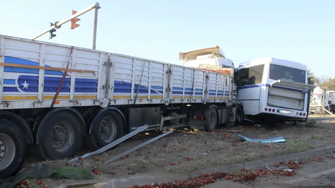 Uşak plakalı TIR dehşeti, 23 kişi yaralandı