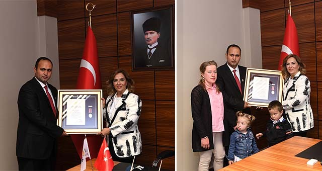 Fırat Kalkanı Gazisi Jan. Uzm. Çvş. Ercan Eser'e Madalyasını Vali Funda Kocabıyık takdim etti