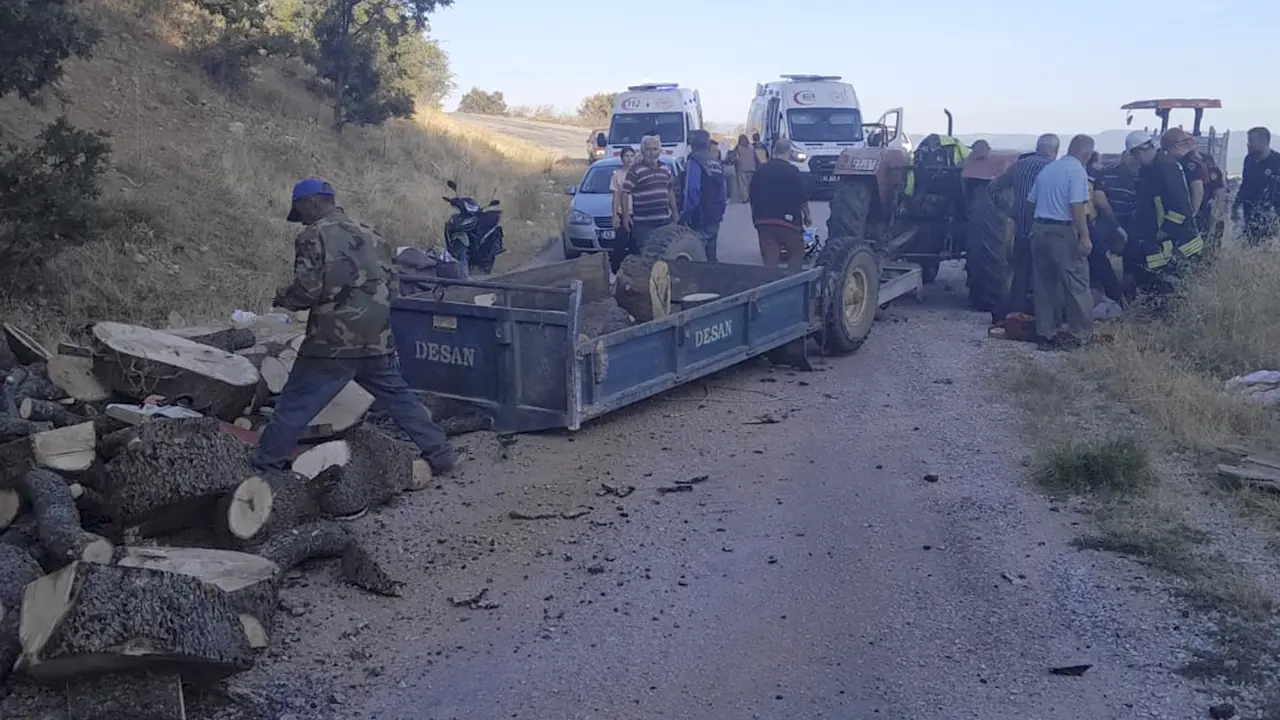 Odun taşıyan traktör işçilerin üstüne devrildi: 3 yaralı