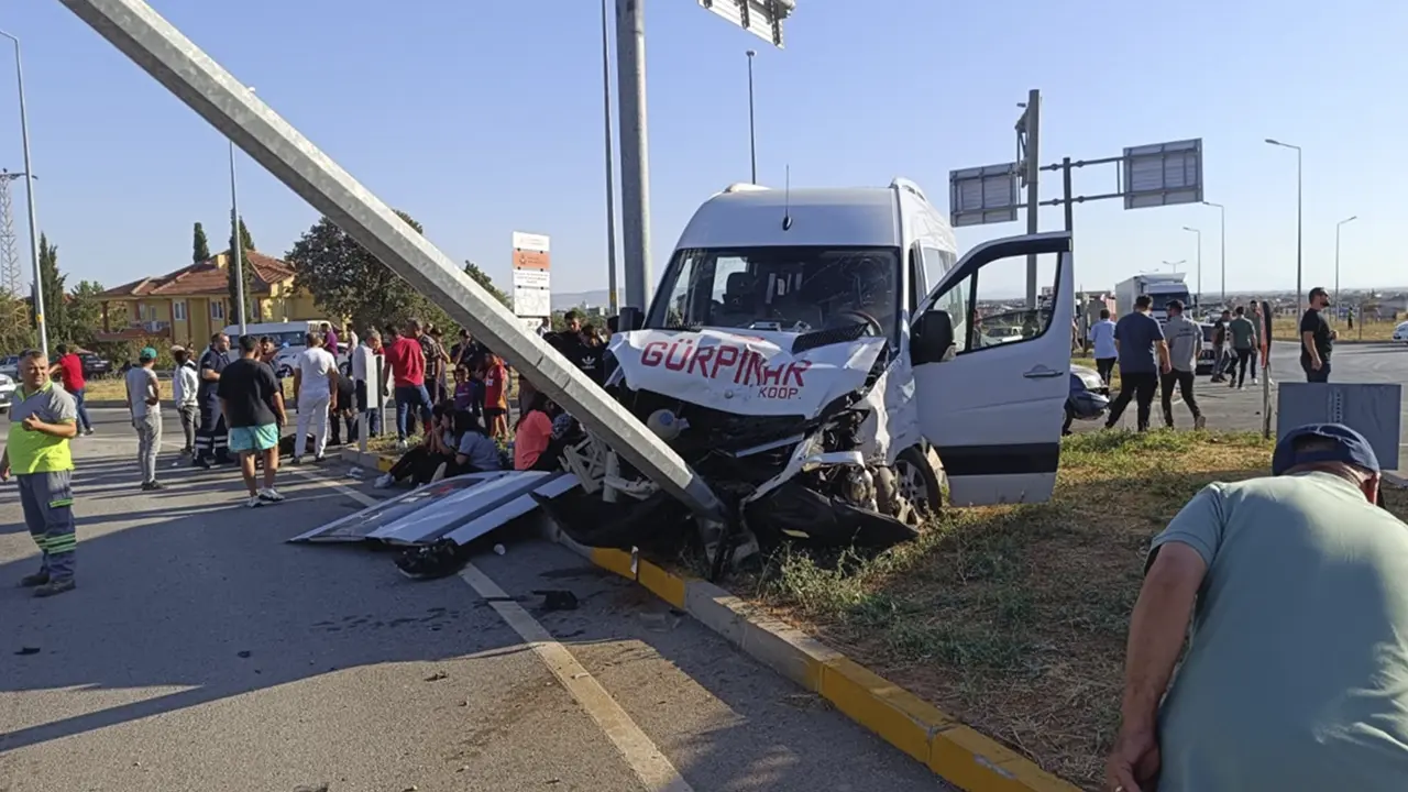 Uşak istikametinde korkutan kaza: öğrenci servisi iki araçla çarpıştı, 3 yaralı