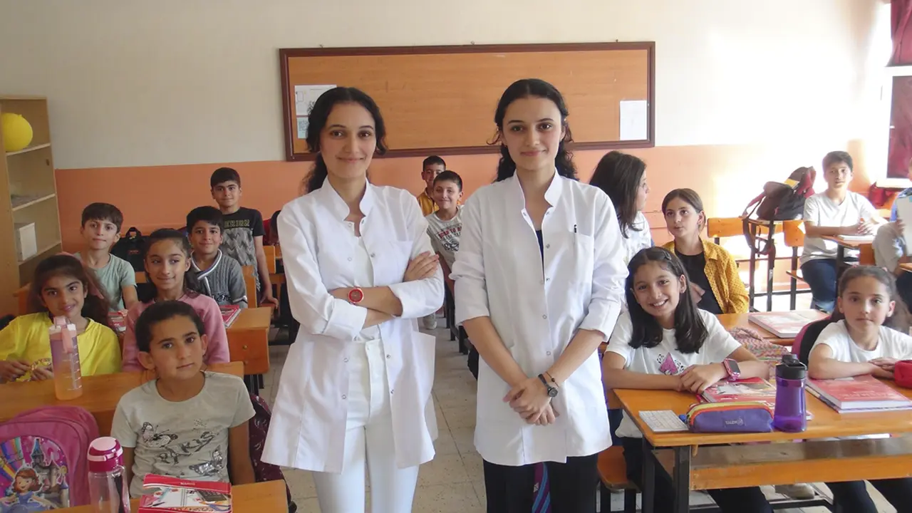Uşak'lı tek yumurta ikizleri aynı okula öğretmen olarak atandı