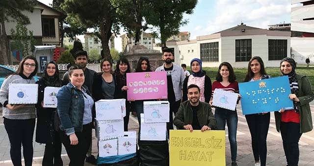 Uşak'ta üniversite öğrencilerinden empati etkinliği