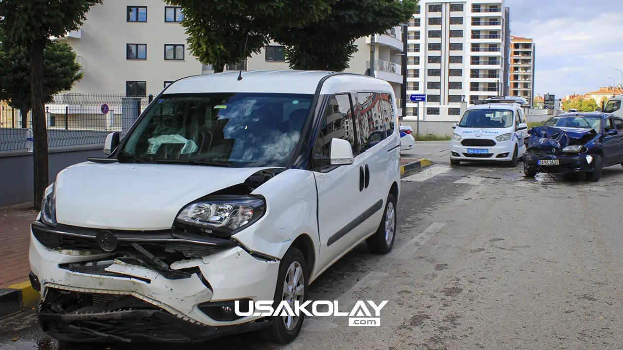 Uşak Koru Park mevkii trafik kazası güvenlik kamerasına yansıdı: 7 yaralı