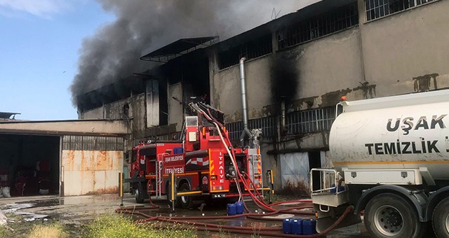 Uşak'ta tekstil atölyesinde yangın; bir itfaiye eri yaralandı