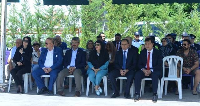 Uşak protokolü şehitliği ziyaret etti