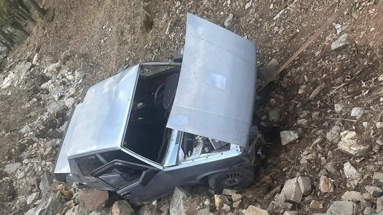 Uşak'ta otomobil şarampole devrildi Aynı aileden 1'i bekek 5 yaralı