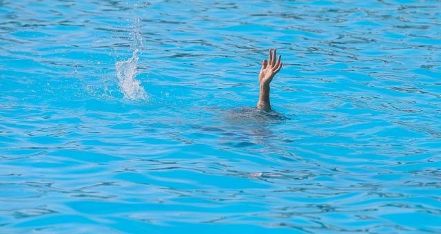 Balık tutmak için girdiği gölette boğuldu