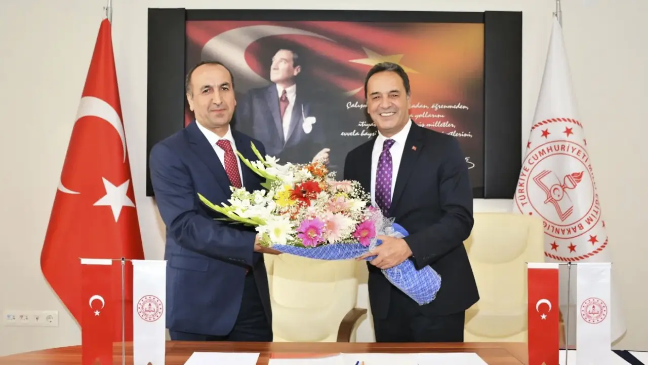 Uşak'ın yeni Milli Eğitim Müdürü Halil Yücel görevini teslim aldı