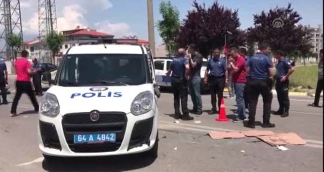 Ehliyetsiz ve alkollü sürücü polis aracına çarptı: 2 yaralı