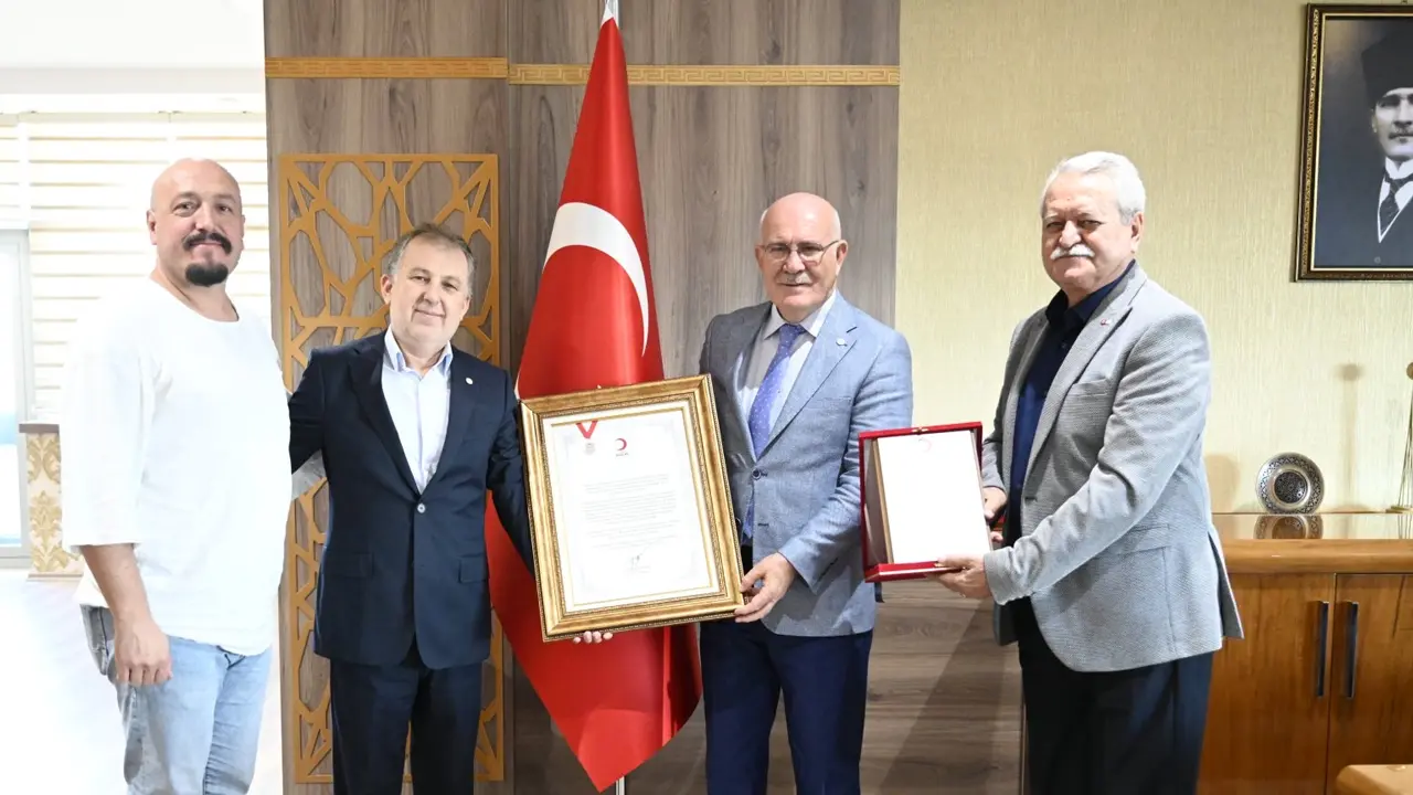 Türk Kızılay'ından  Uşak Üniversitesine “Kurumsal Kan Bağışçısı Platin Plaketi ve Madalyası’’