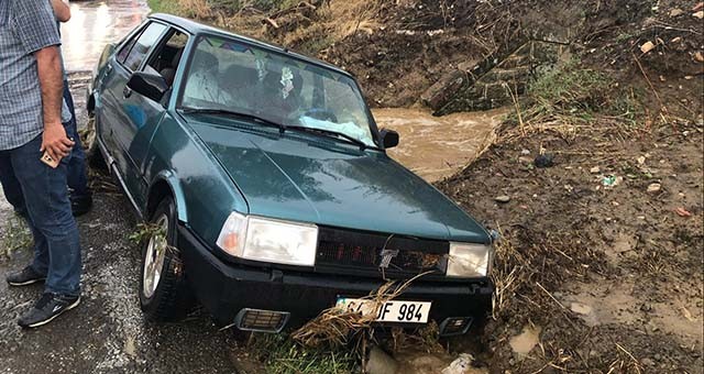 Eşme'de selin sürüklediği otomobilde hasar oluştu