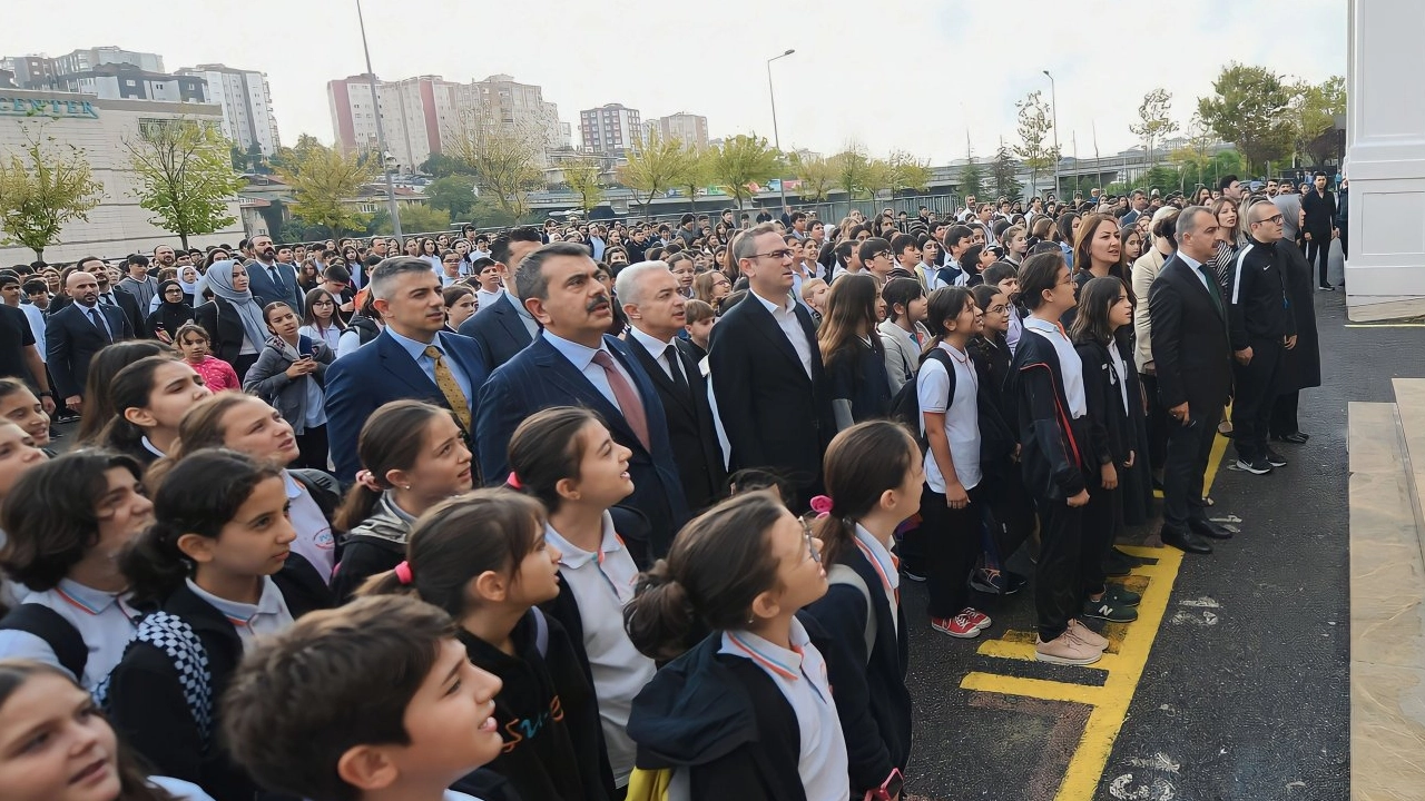 Uşak ve ülke genelindeki okullarda yarın 1 dakikalık saygı duruşu gerçekleştirilecek