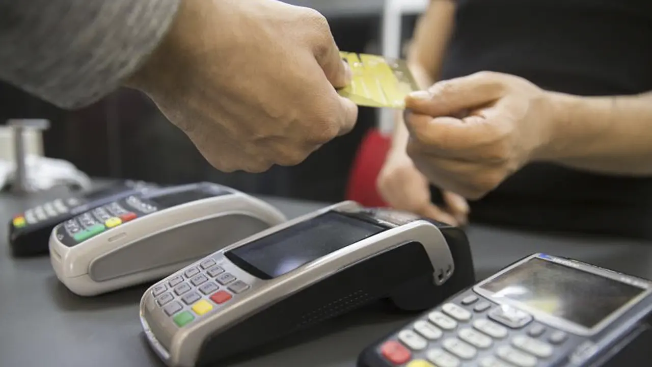 Kredi kartlarını işte böyle patlatıyorlar aman dikkat! Kalabalık ortamlarda…