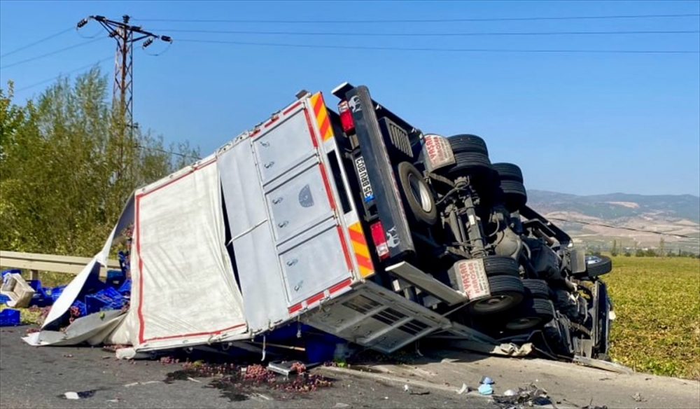 Alaşehir'de kaza 3 kişi yaralandı
