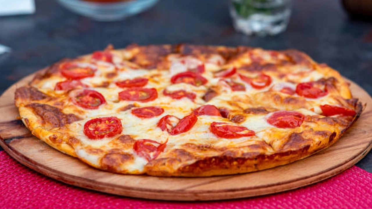 Meğer ev usulü pizza yapmak çok kolaymış! Tadına doyum olmayan enfes pizza tarifi…
