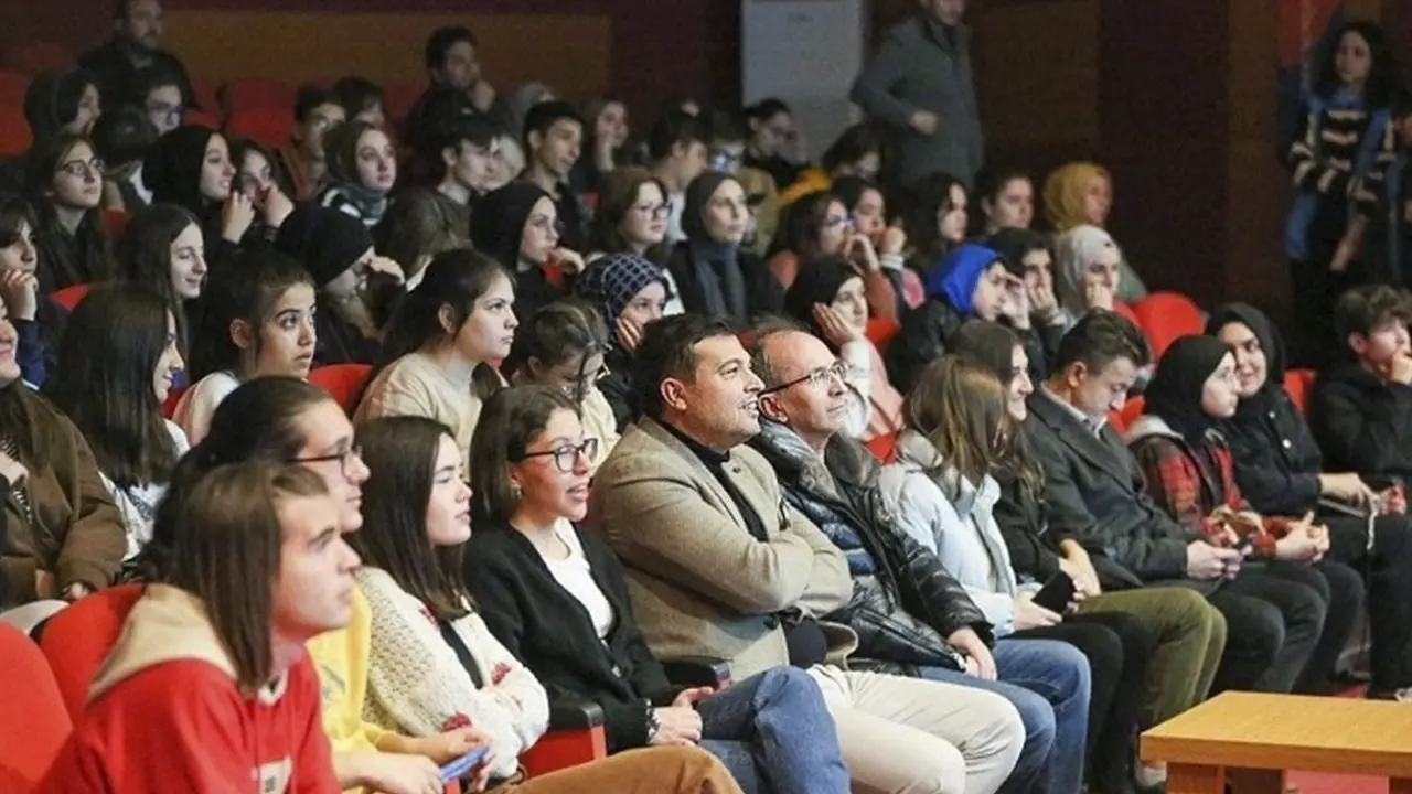 Öğrenci Dostu Başkan Mehmet Çakın'dan, Öğrencilere Nakdi Destek..