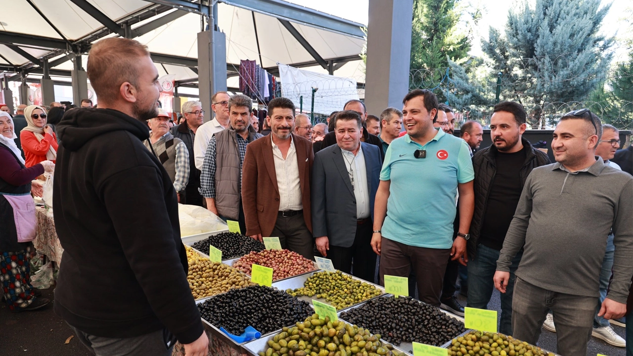 Uşak Belediye Başkanı Yenilenen Şeker Evleri Pazar Yerinde Vatandaşlarla Kucaklaştı