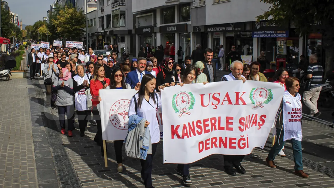 Uşak'ta Meme Kanseri'ne Dikkat Çekmek İçin Yürüyüş Yapıldı