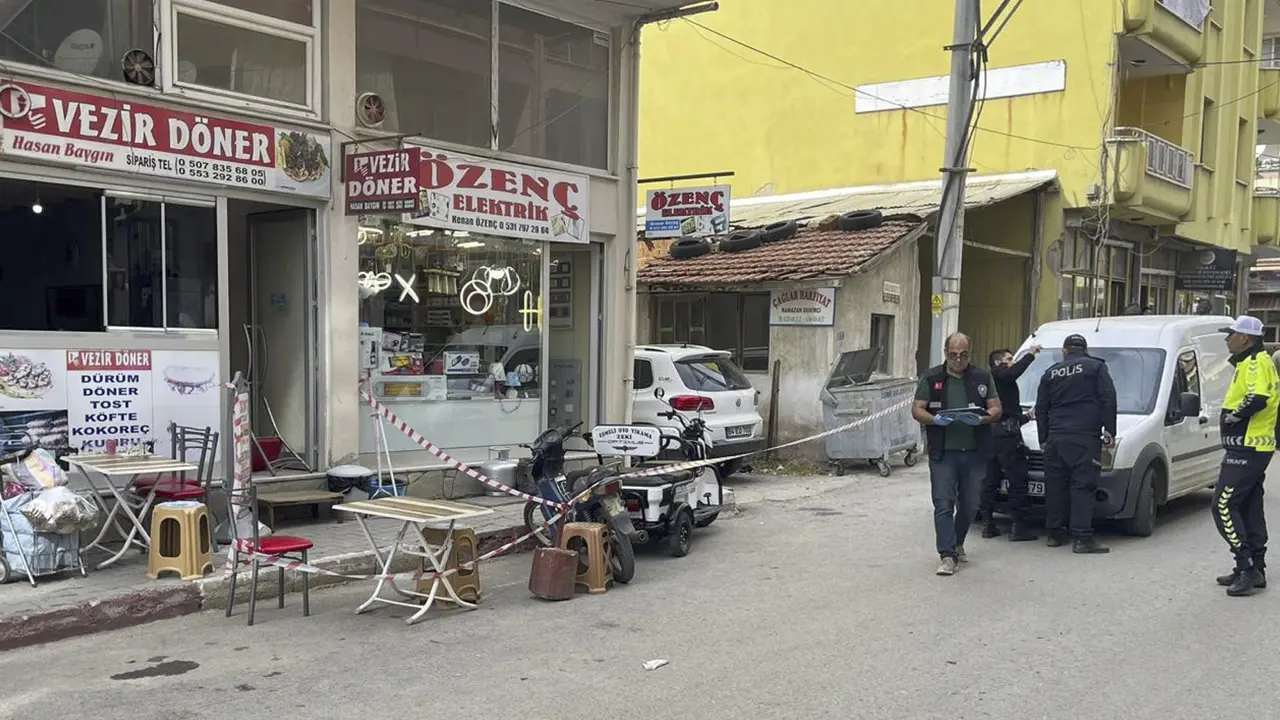 Uşak'ta Karısını ve Dostu Olduğunu İddia Ettiği Kişiyi Bıçakladı