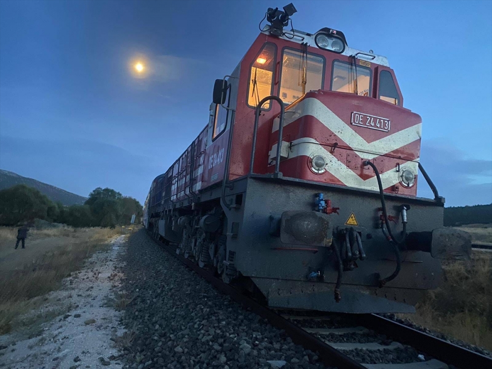Afyonkarahisar'da tren traktöre çarptı. Bir kişi hayatını kaybetti.
