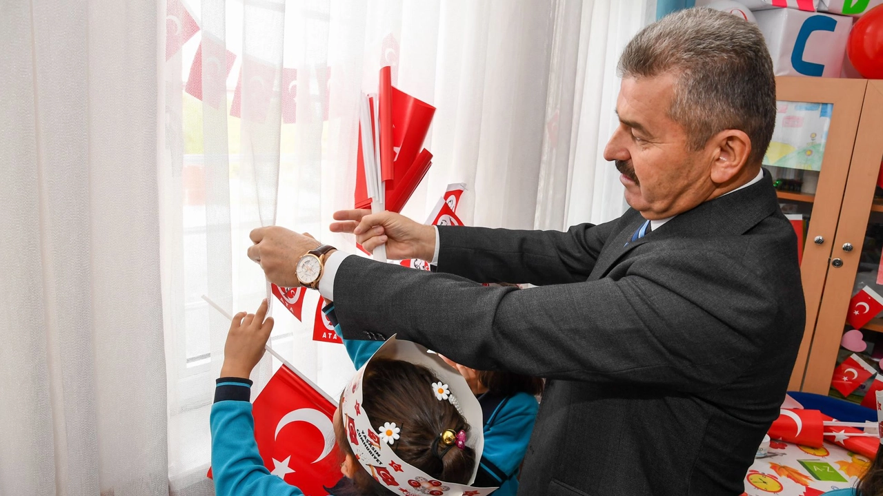Uşak Valisi, Bayrak Dağıttı, Tahtaya Balon Astı: 29 Ekim Coşkusu