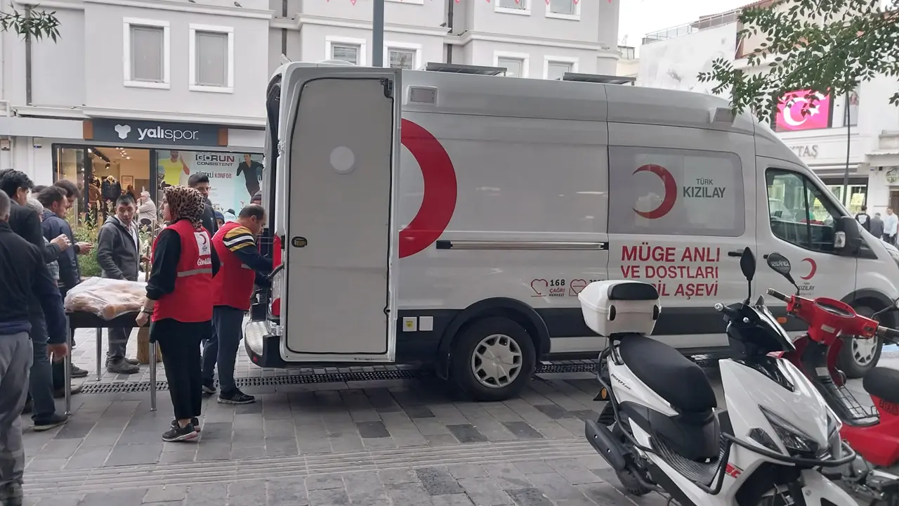 Müge Anlı Uşak'ta tarhana çorbası dağıttı
