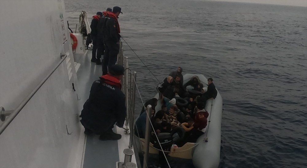 İzmir'de Yunanistan unsurlarınca geri itilen 87 düzensiz göçmen kurtarıldı