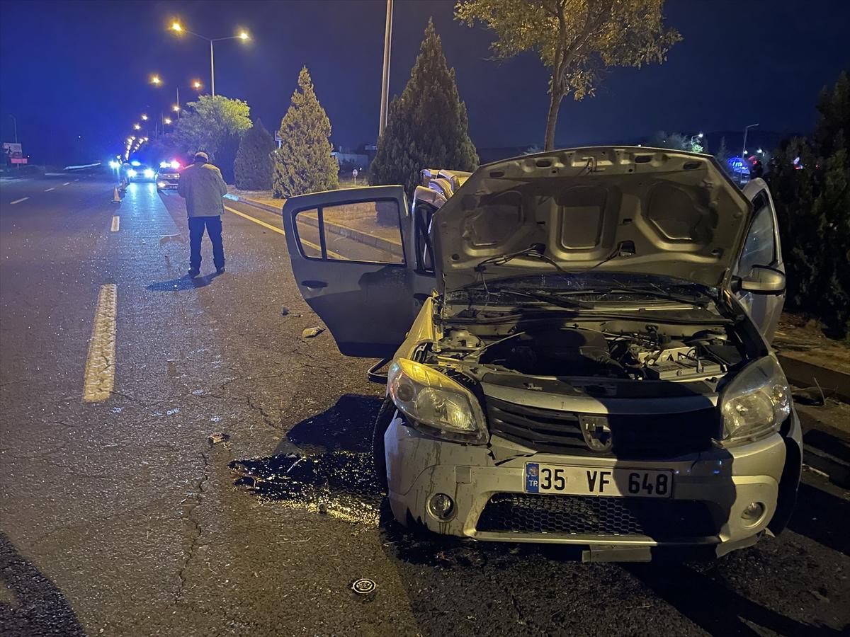 ELAZIĞ - Otomobil ağaca çarpıp karşı şeride devrildi, 3 kişi yaralandı