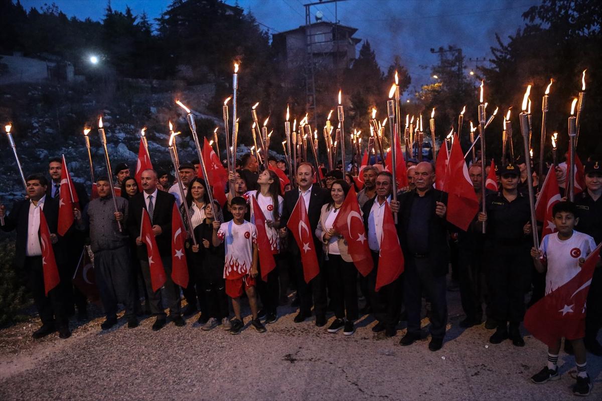 MERSİN - Cumhuriyet'in 100. yılında Yörük çadırlarına Türk bayrağı ve meşalelerle yürüyüş yapıldı