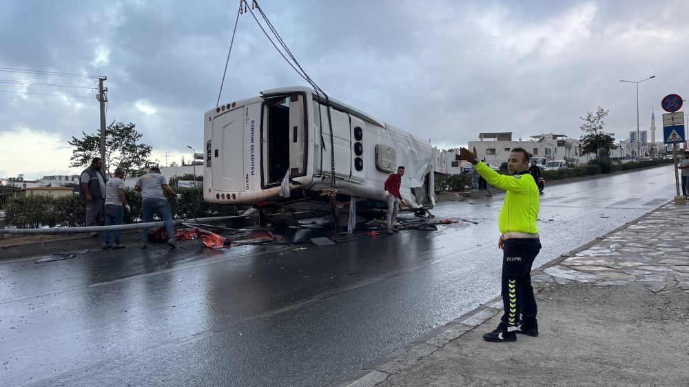 Bodrum Gümbet Kavşağında devrilen midibüsle otomobil çarptı: 1'i Çocuk, 4 Yaralı