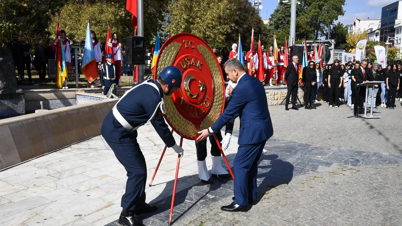 Uşak'ta Cumhuriyetin 100. yıl Dönümü Çelenk Sunumu İle Başladı.