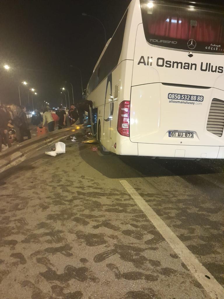 Afyonkarahisar'da yolcu otobüsünün bariyerlere çarptı: 7 yaralı