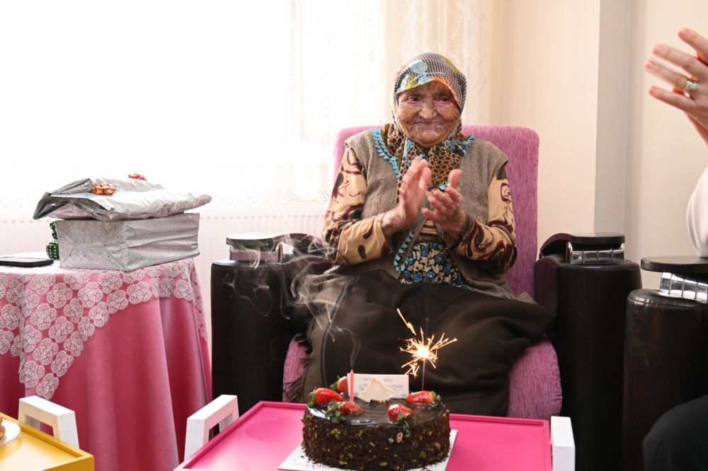 Manisa Valisi Ünlü'den 100 yaşına giren Ayşe nineye kutlama