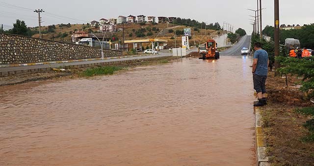 Uşak'ta sağanak hayatı olumsuz etkiledi