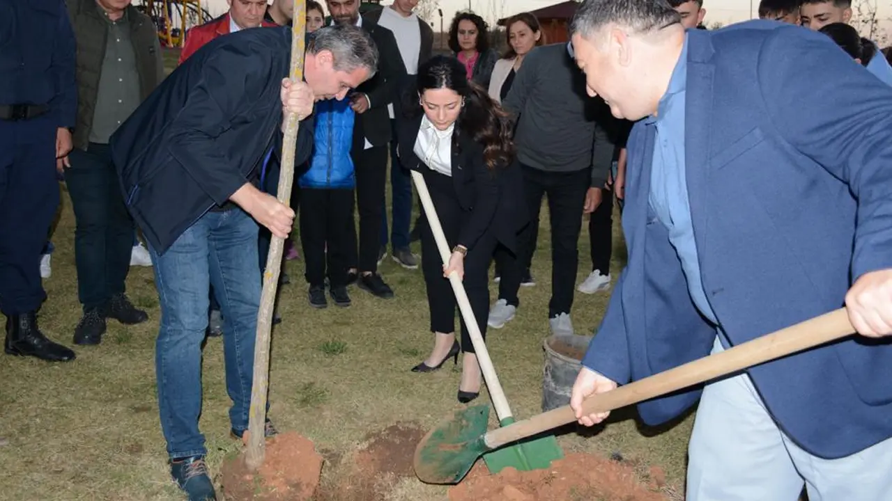 Eşme'de Tarihî Anlam Taşıyan Zaman Kapsülü Toprağa Verildi